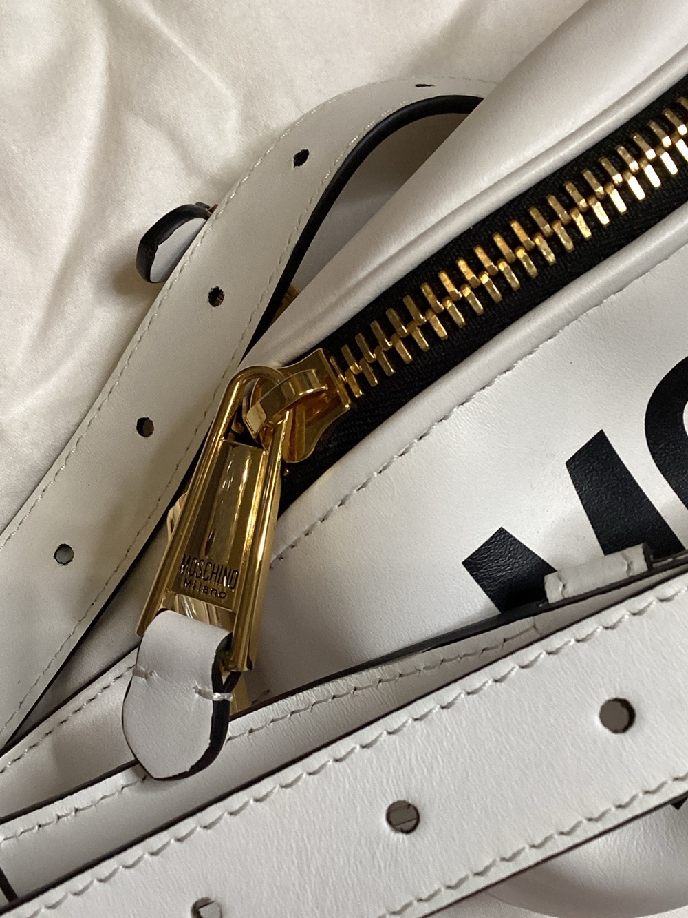 Moschino White Leather Logo Belt Bag with Gold Hardware - Picture 7 of 12